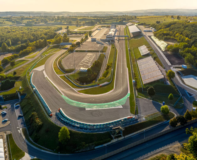 Hungaroring vagy Balaton Park Circuit: melyik pályán érdemes élményvezetést választani?