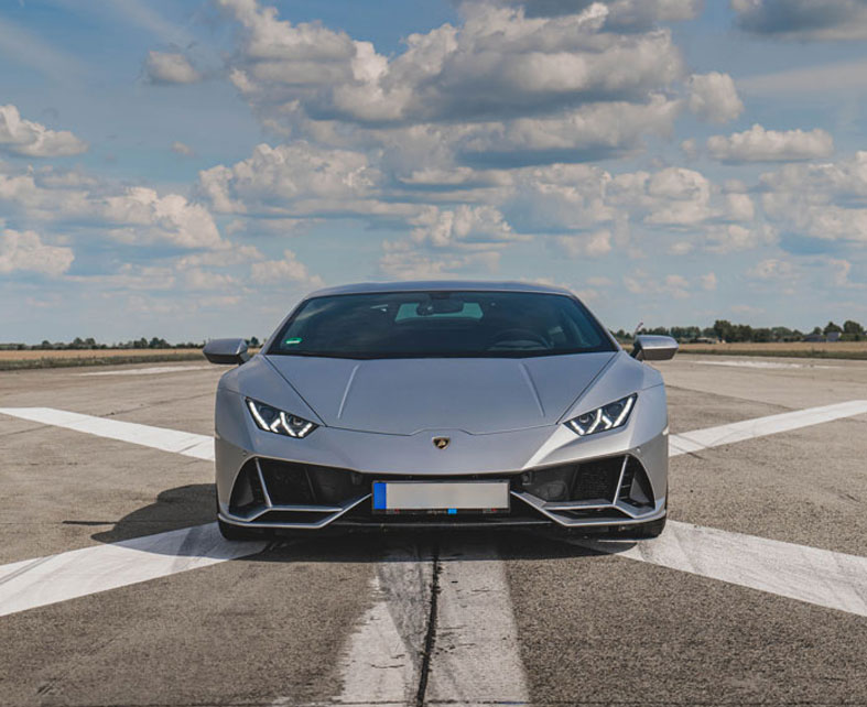 Lamborghini élményvezetés: mitől más ez, mint egy Ferrari vagy Porsche vezetése?