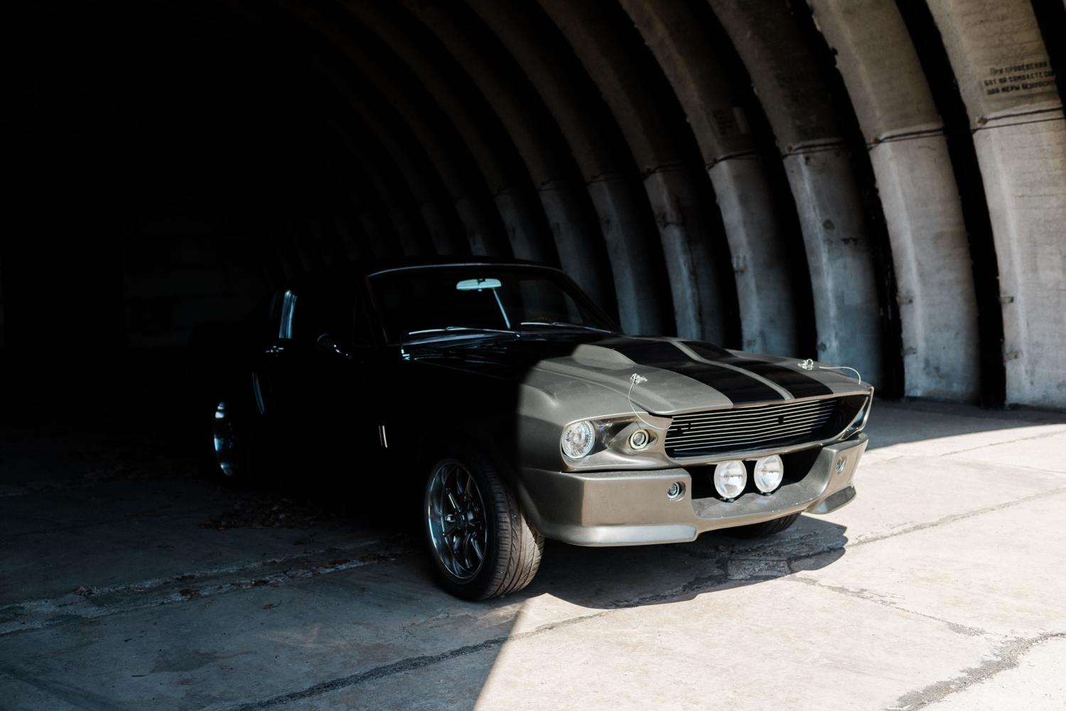 Ford Mustang Shelby GT500 amerikai izomautók hangárban fekete