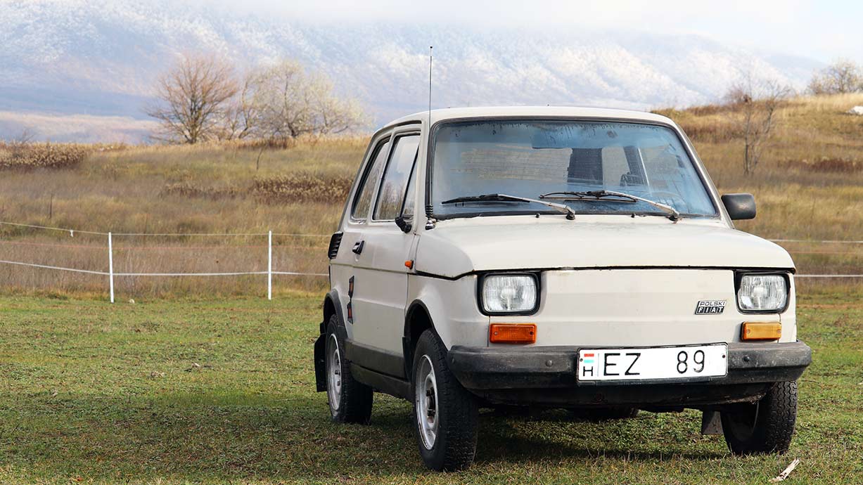 Fehér retró Polski Fiat 