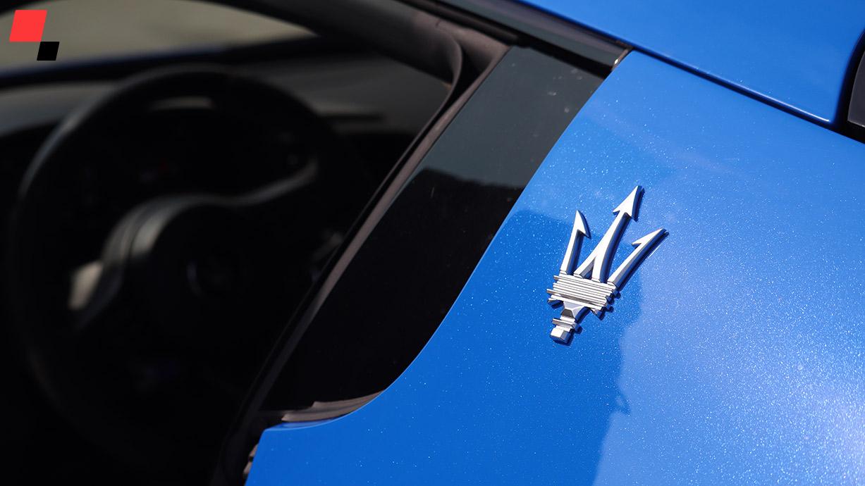 Black Friday Maserati élményvezetés kék logó