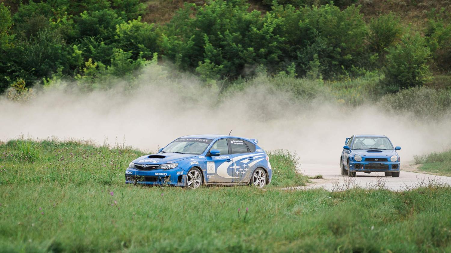 Subaru impreza sti vezetés rallypályán