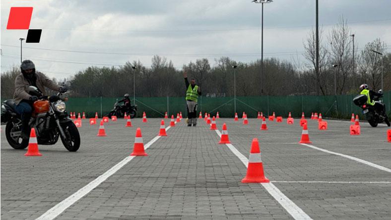 Motoros vezetéstechnikai képzés | A városi közlekedés veszélyhelyzeteire felkészítő tanfolyam - 1.